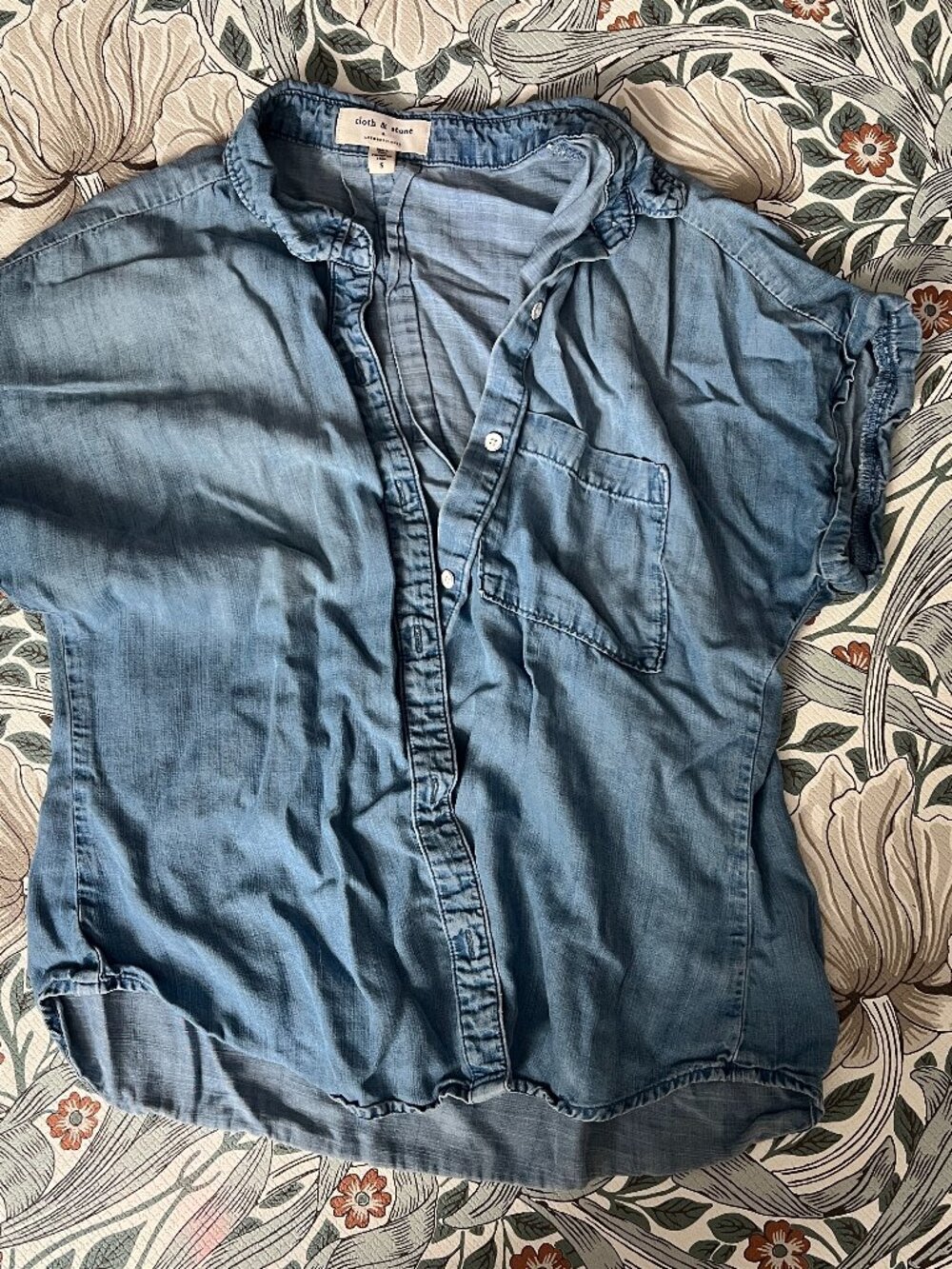 Anthropologie Cloth & Stone Button-Down Short Sleeve Chambray Denim Shirt